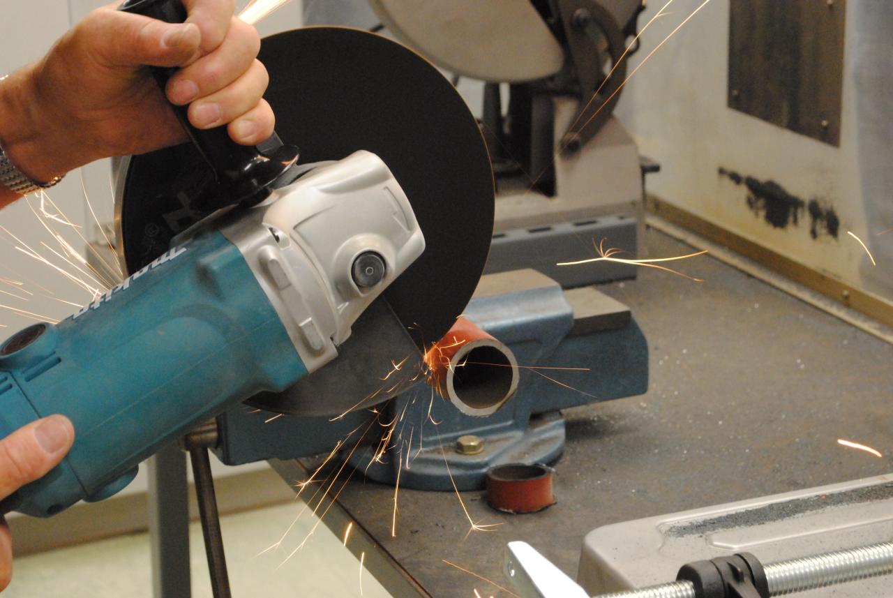 Meilleure meuleuse 2026 : comparatif filaire et sans fil (Bosch, Makita, DeWalt)